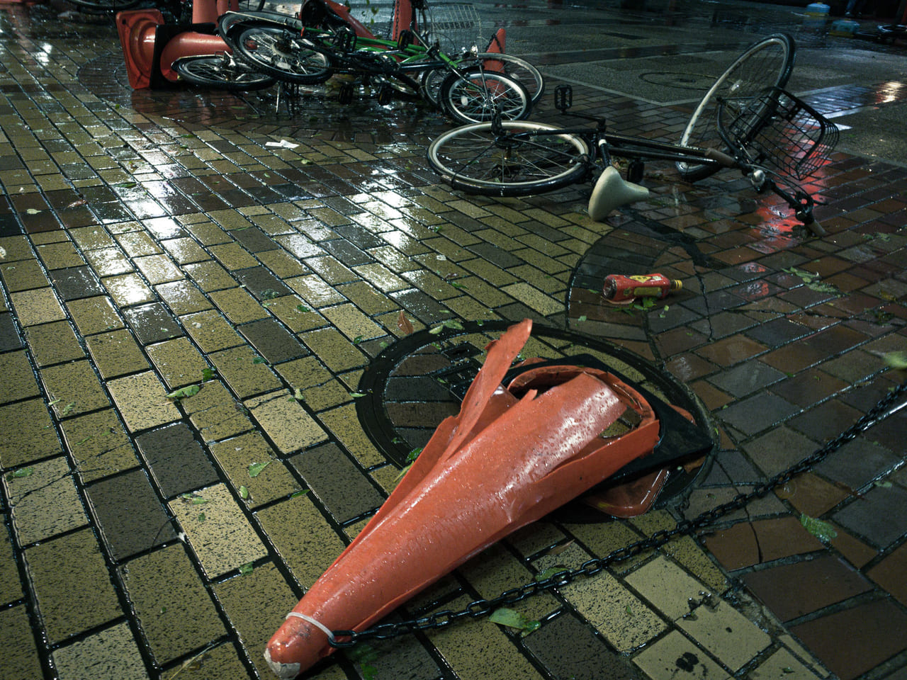 台風で倒れた自転車