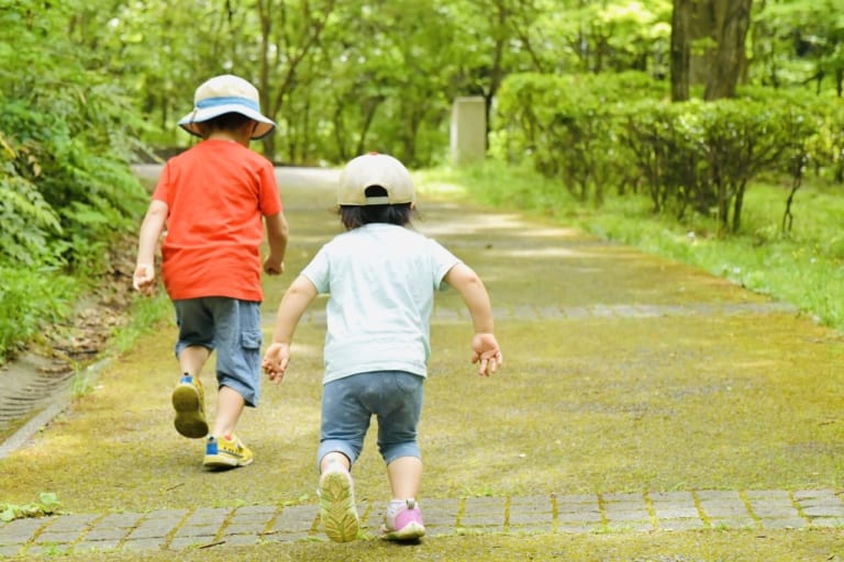 遊ぶ子供たちイメージ