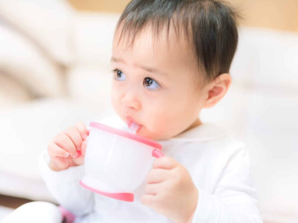ジュースを飲む赤ちゃん