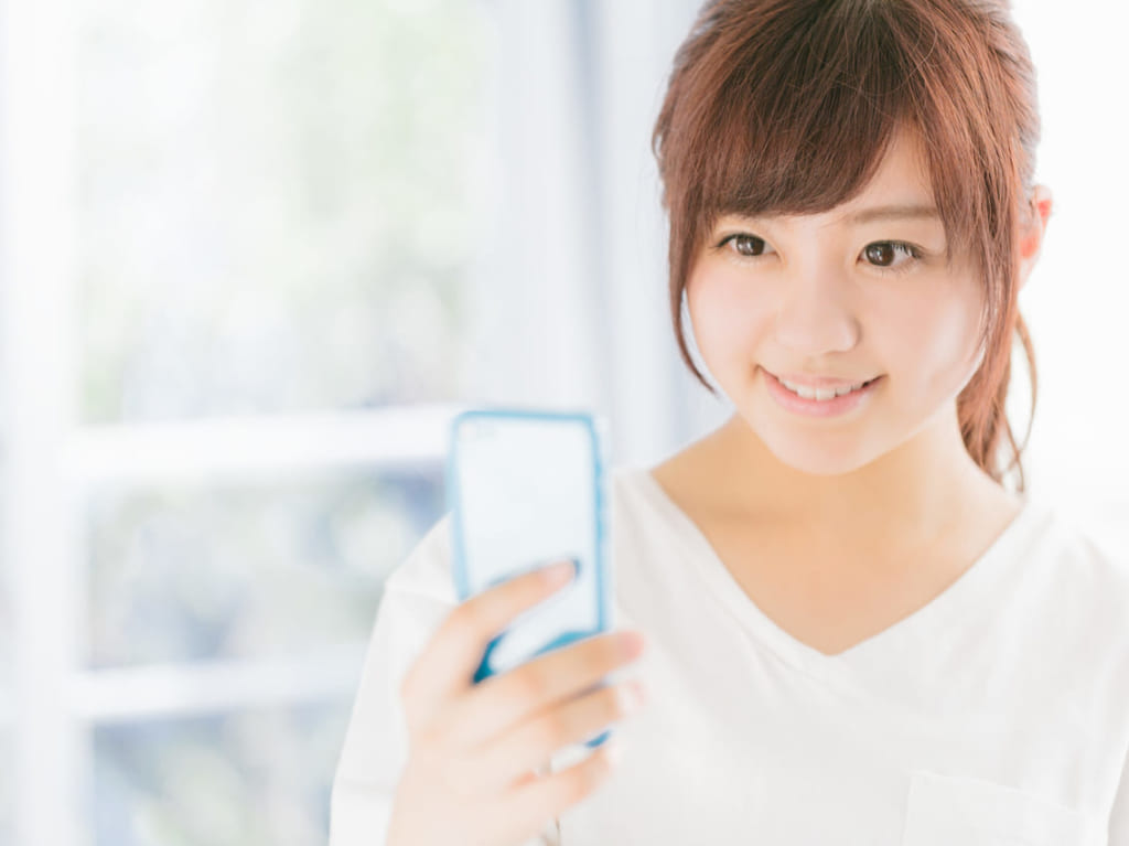 スマートフォンで検索する女性イメージ