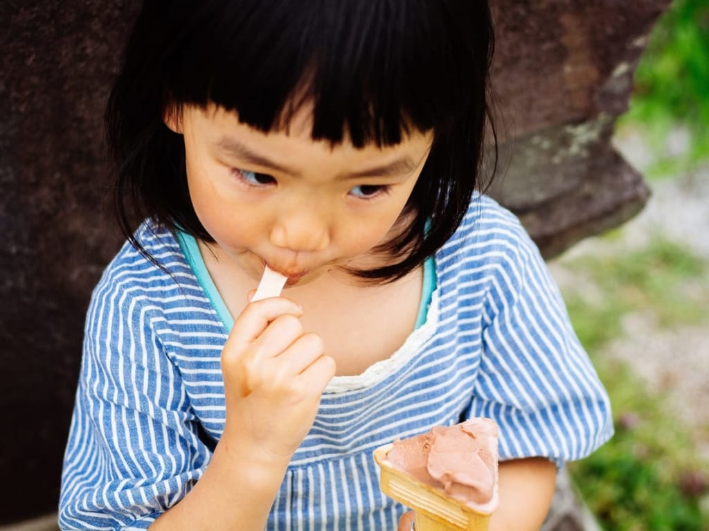アイスを食べる女の子イメージ