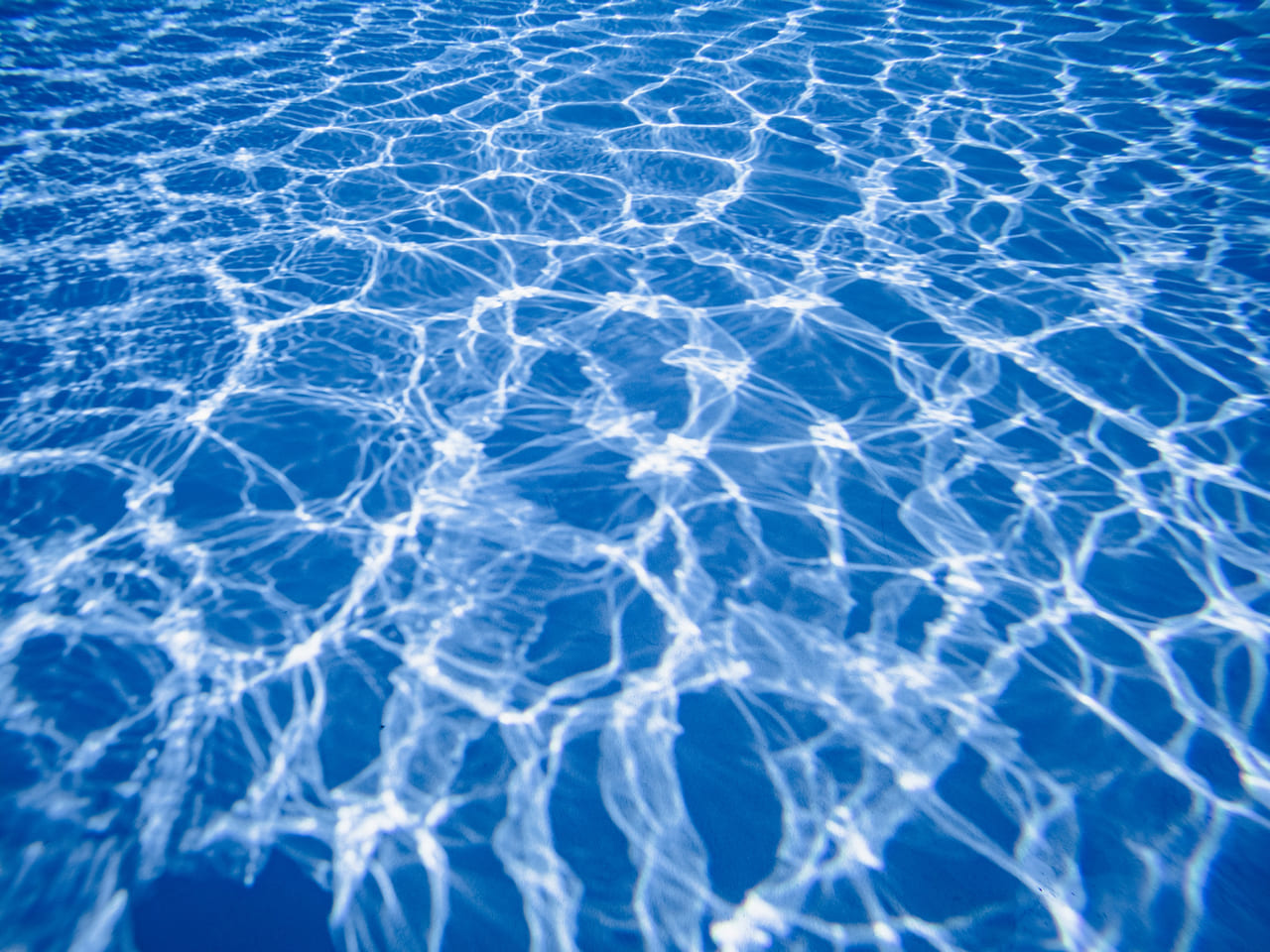 プールの水面イメージ