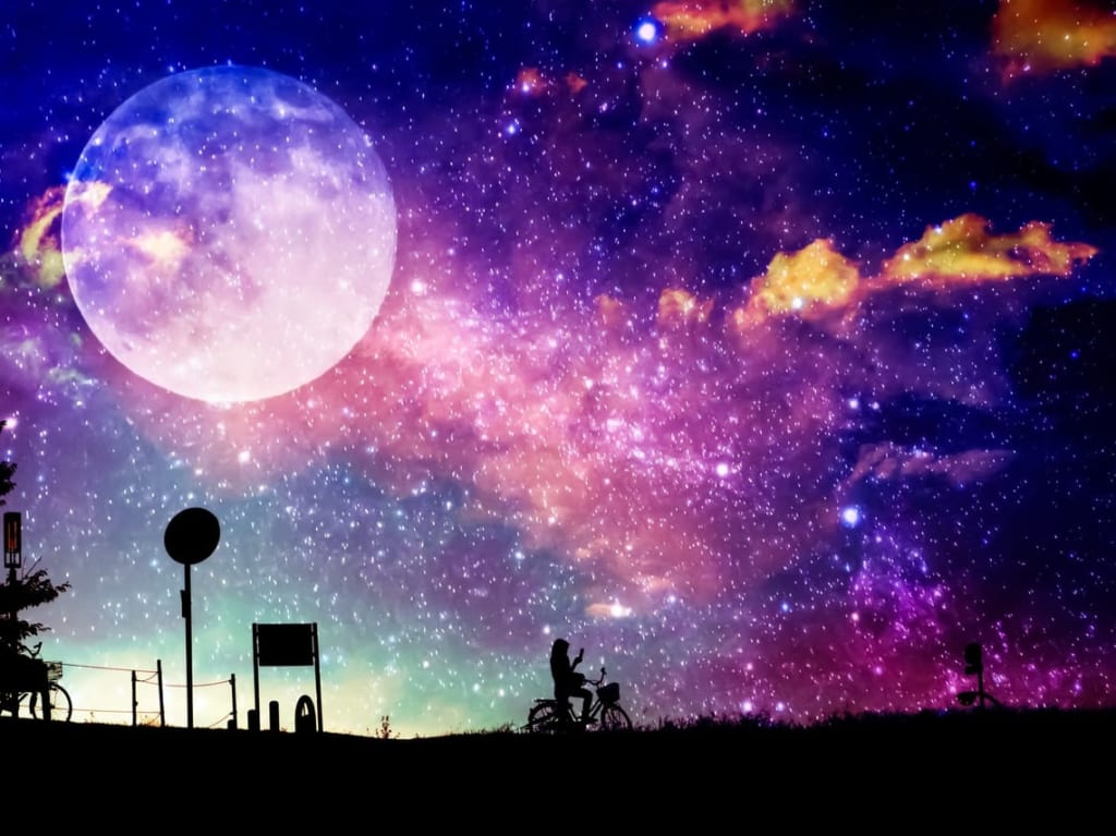 満月を背景にサイクリング